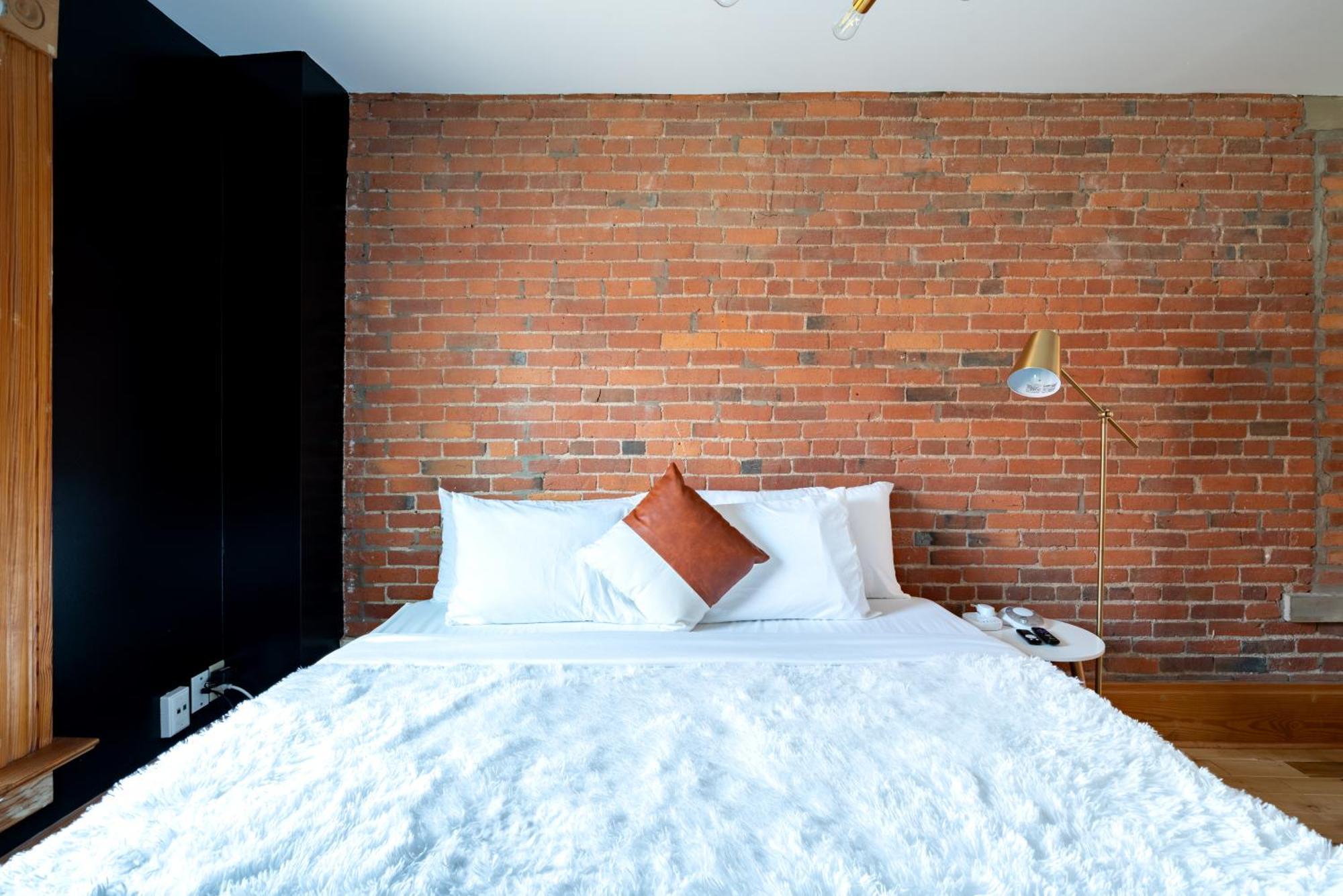 Prime Location Top Rated Clean Parking Free Hotel