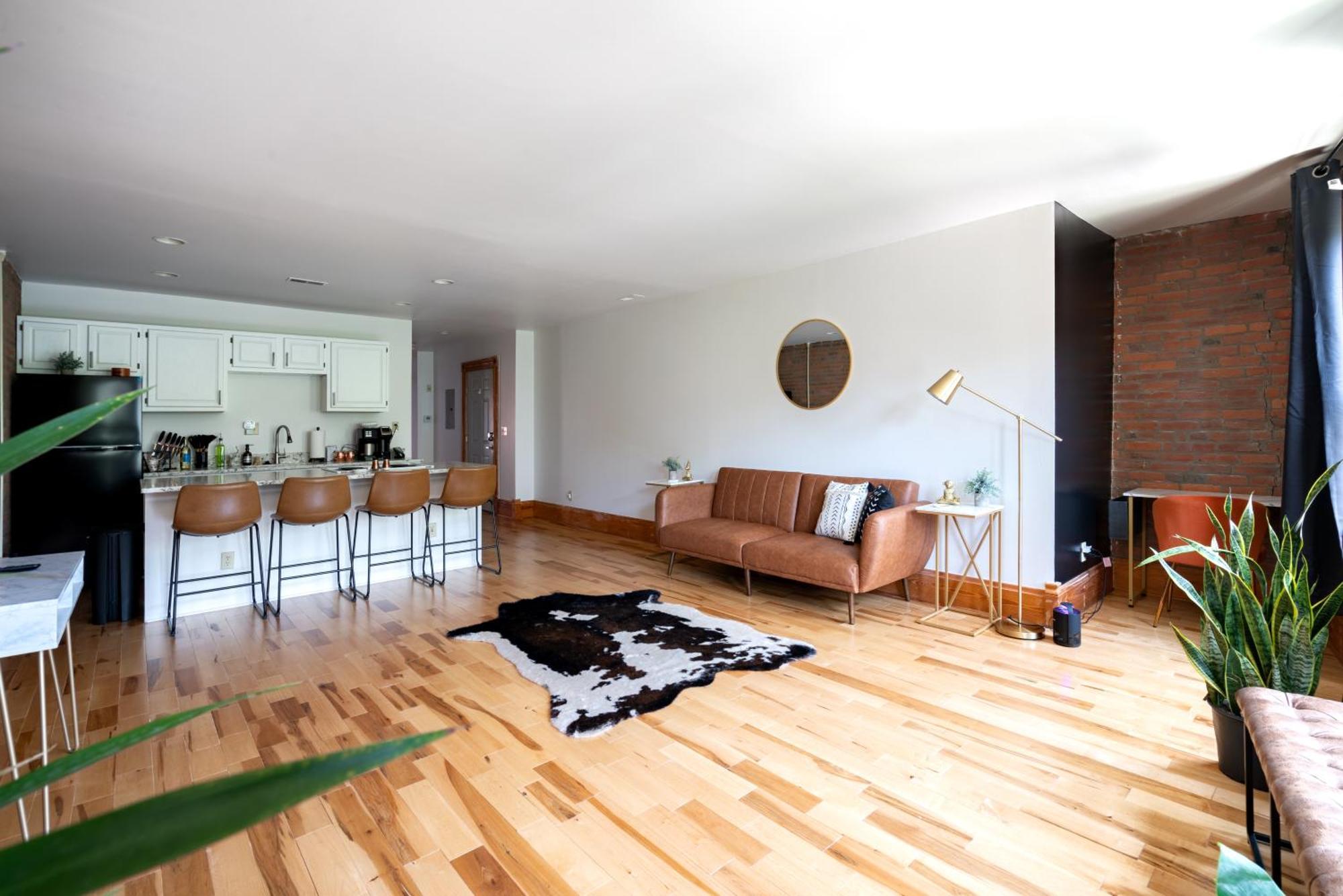 Prime Location Top Rated Clean Parking Free *