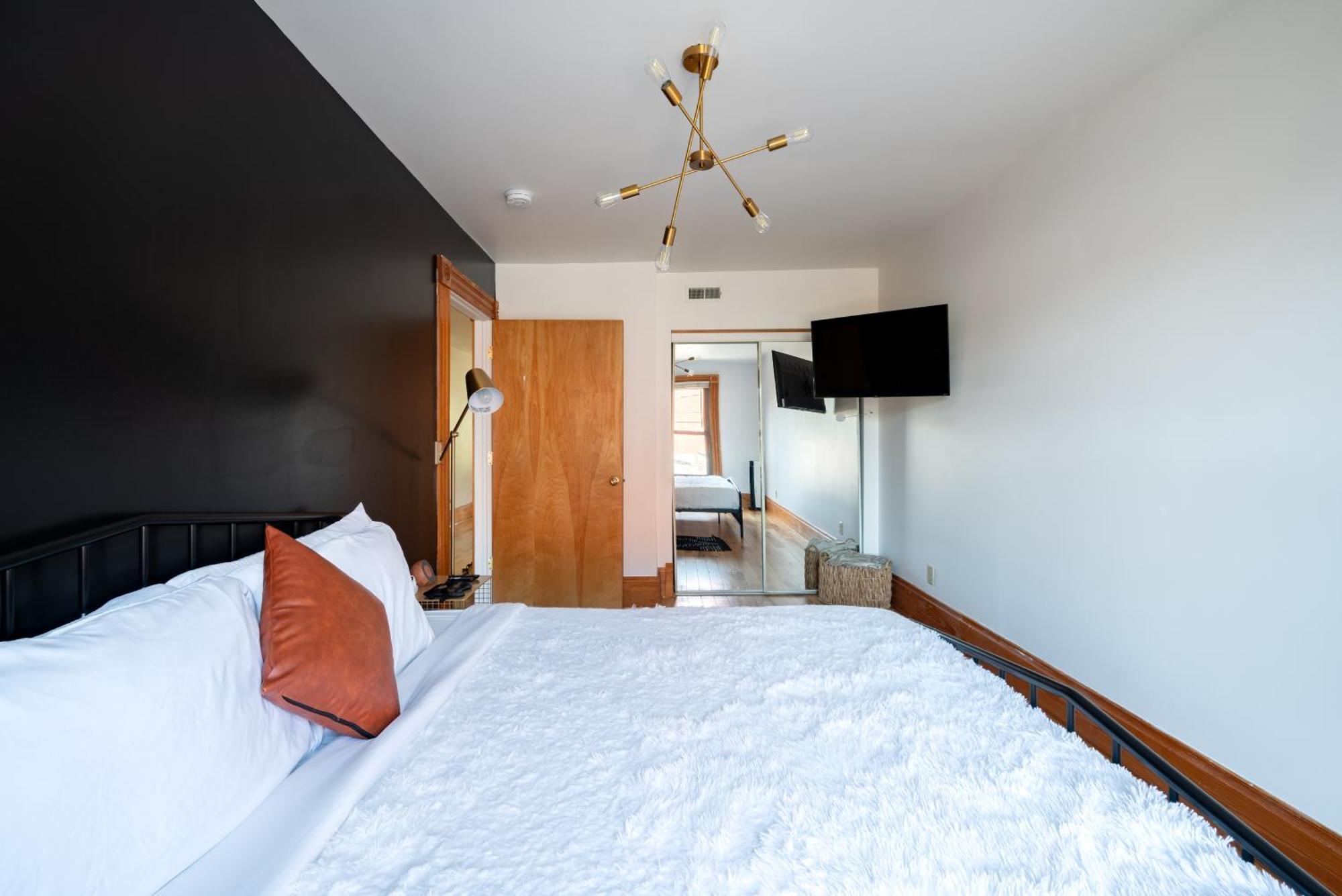 Prime Location Top Rated Clean Parking Free *