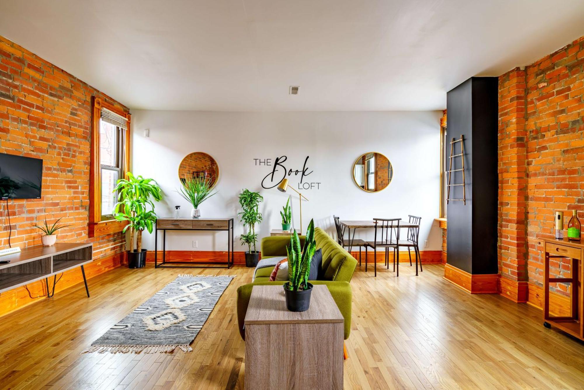 Prime Location Top Rated Clean Parking Free Hotel
